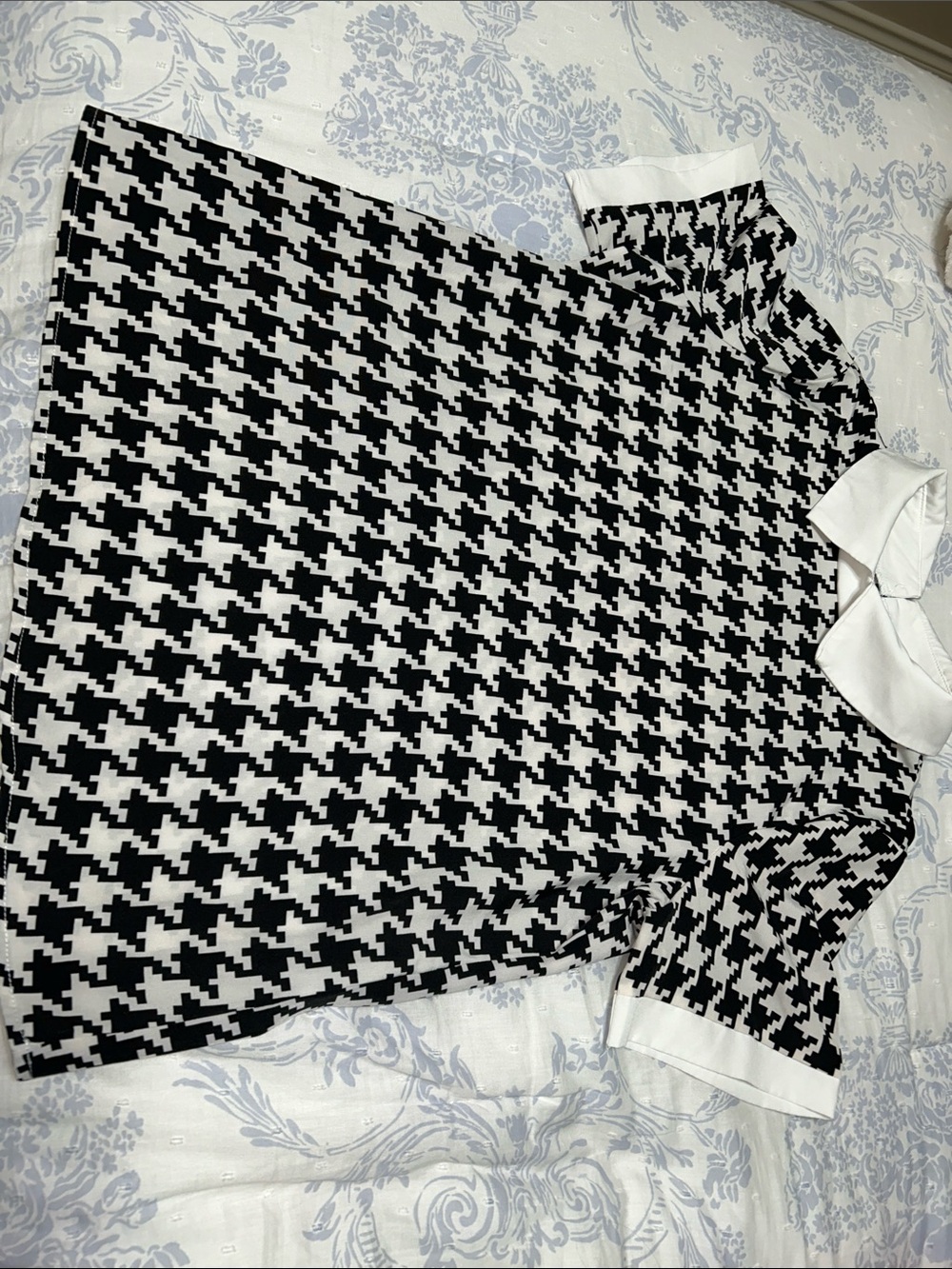 SHEIN Black & White Houndstooth Short Sleeve Top with White Collar